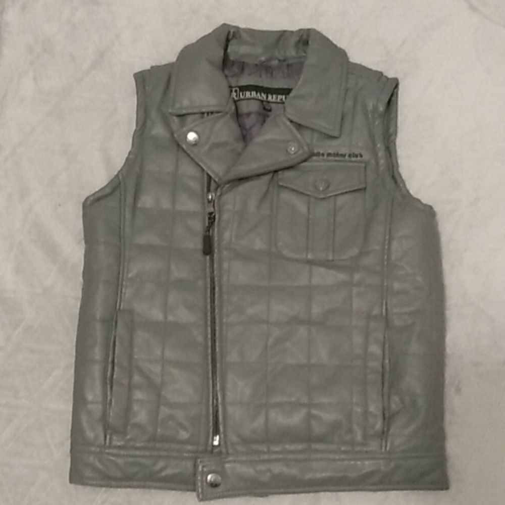 Urban republic 70%shell) 30% polyvinyl chloride) 100% polyester NWOT Great Condi